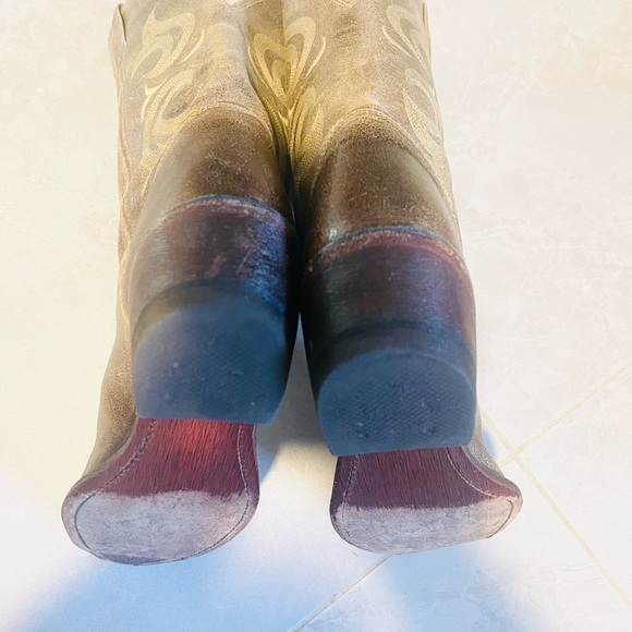 Authentic Justin - Picture 8 of 15